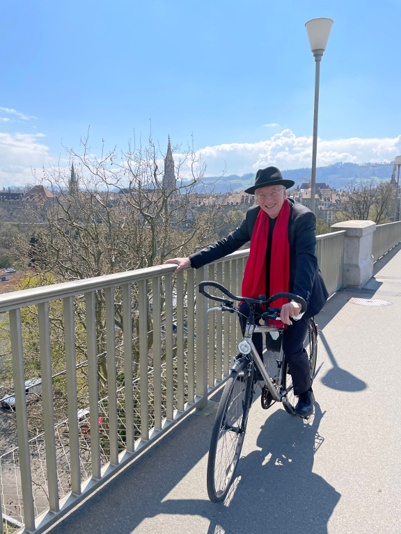 Mario Venzago auf Fahrrad in Bern